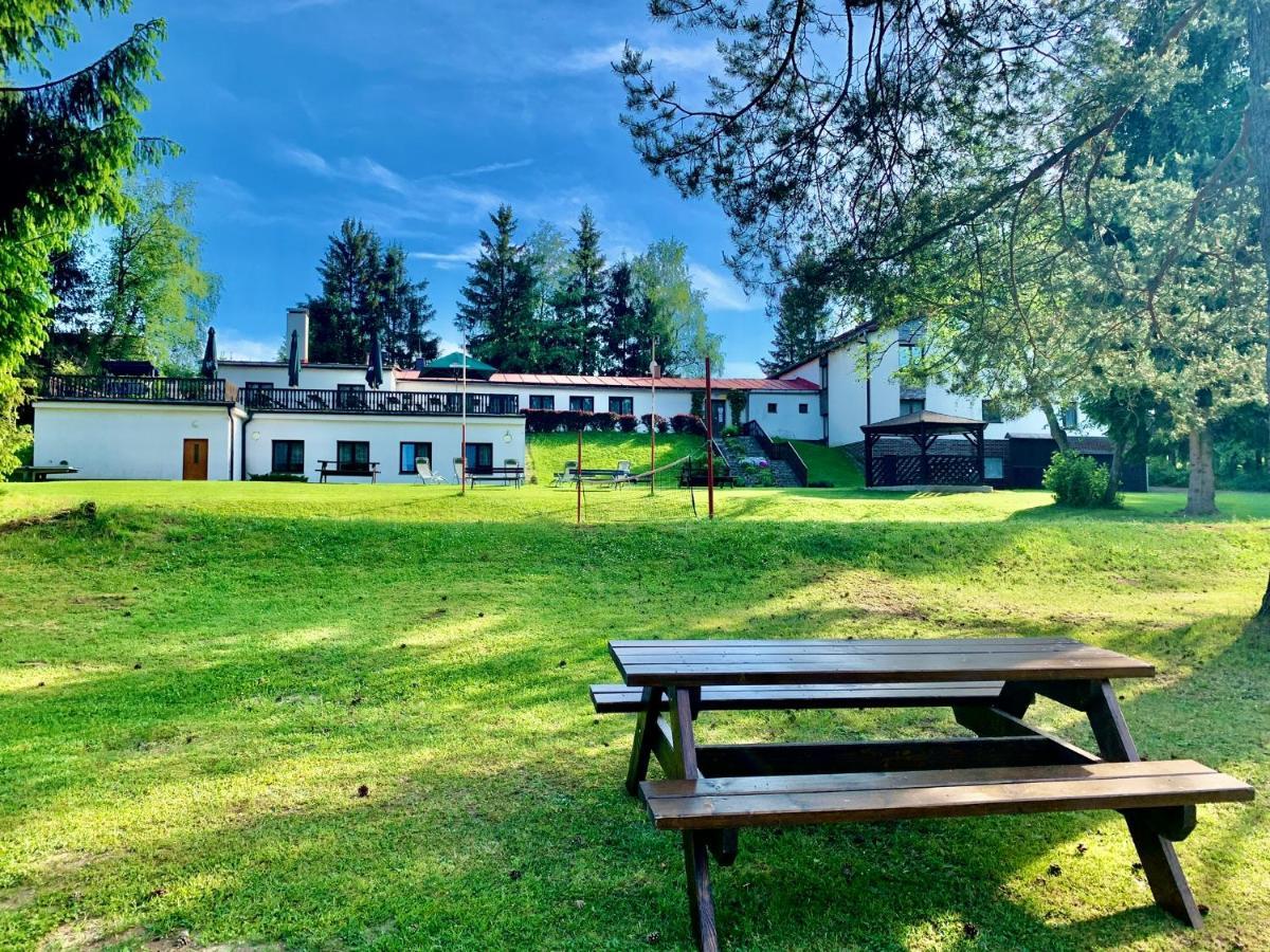 Hotel A Penzion Pegas Vlachovice Екстер'єр фото