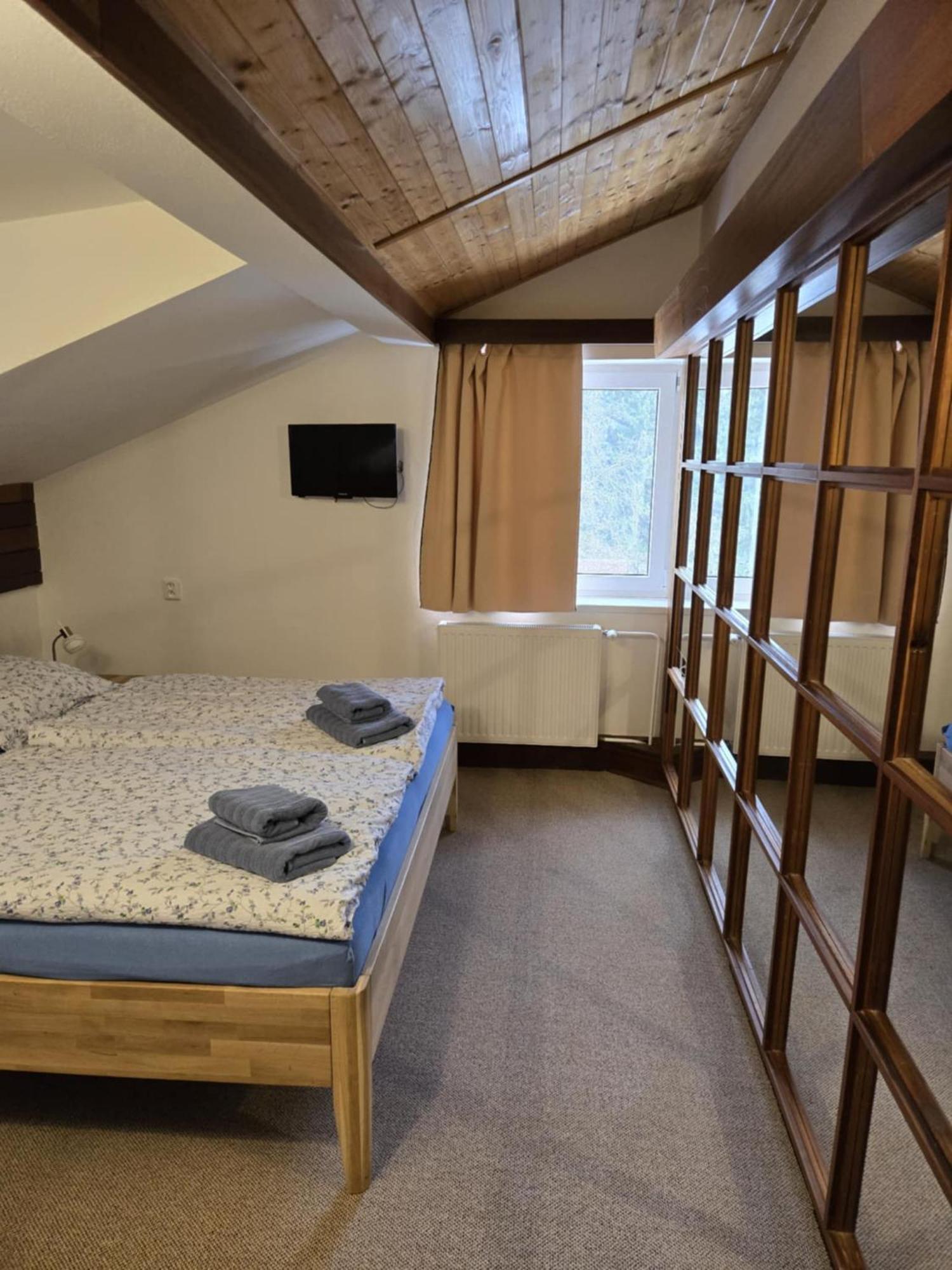 Hotel A Penzion Pegas Vlachovice Екстер'єр фото