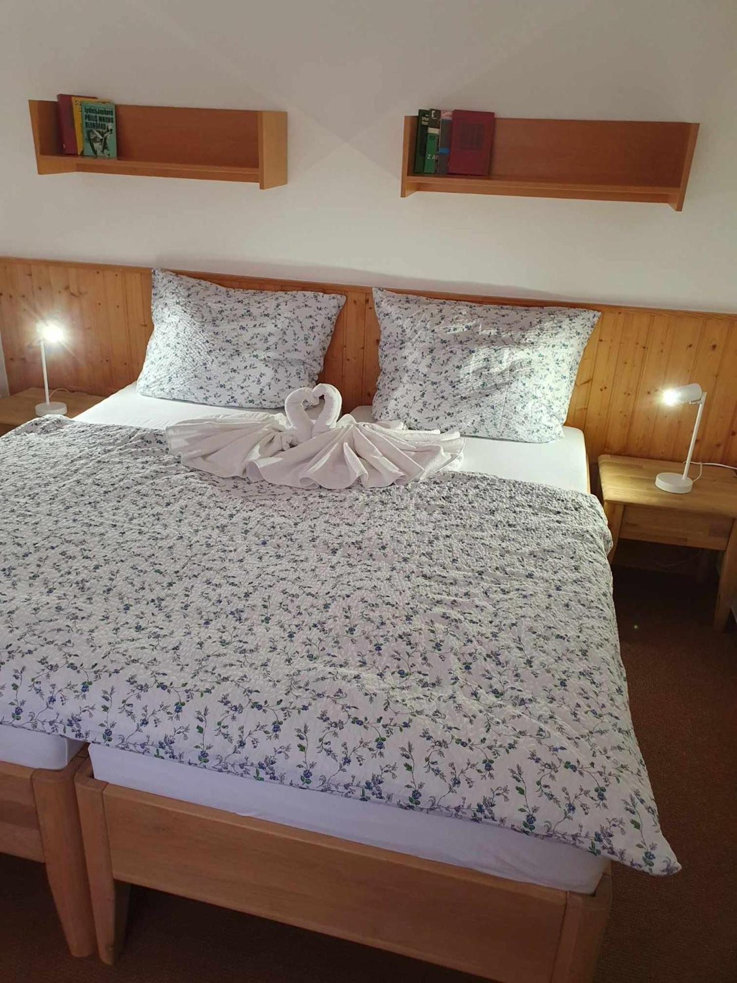 Hotel A Penzion Pegas Vlachovice Екстер'єр фото